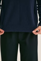 بلوزة محبوكة بقصة فضفاضة