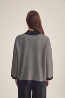 بلوزة واسعة بأكمام منسدلة