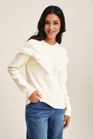 كنزة مزينة بالشراشيب