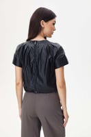 بلوزة جلد بكسرات