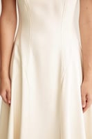 فستان بياقة مطرزة