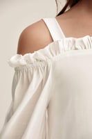 فستان بلا أكتاف بكشكش