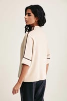 بلوزة محبوكة بحواف مُطرزة