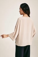 بلوزة سادة بأكتاف منسدلة