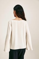 بلوزة واسعة بياقة متدلية