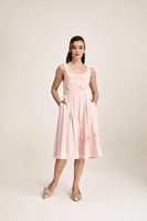 فستان مُطرز بلا أكمام