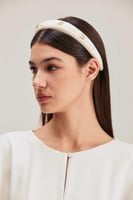 طوق مُبطن مزين بفراشات