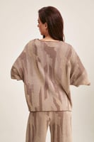 بلوزة مزينة بنقوش بلمعة