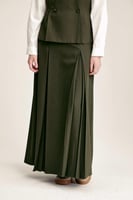 تنورة زيتي متوسط – تصميم بكسرات مريح وأنيق