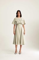 فستان بياقة كاب مزينة بعقدة