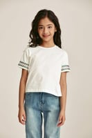 تي شيرت بأكمام مُطرزة