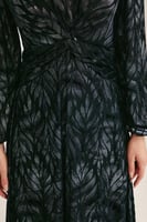 فستان بنقوش مخملية لامعة