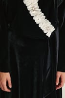 بلوزة مخمل بكشكش