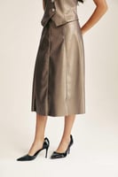 تنورة جلد بقصة كلوش