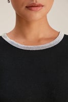 بلوزة بياقة براقة