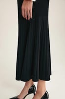 تنورة بقصة واسعة من أسفل