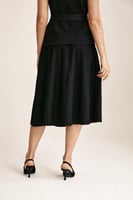 تنورة لامعة بقصة واسعة