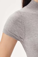 بلوزة بيسك بأكمام قصيرة