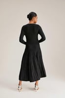 فستان لامع مزين بفتحة