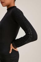 فستان بأكمام مُطرزة بالخرز