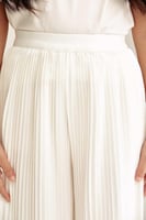 بنطلون بليسيه بقصة واسعة