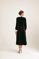 فستان مخمل بياقة مزينة باللؤلؤ