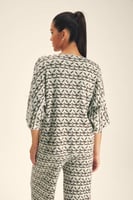 بلوزة محبوكة مزينة بنقوش