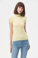 بلوزة بيسك بأكمام قصيرة