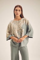 بلوزة واسعة بنقوش موردة