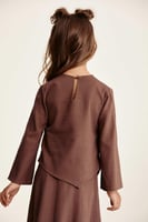 بلوزة فضفاضة مزينة ببروش