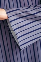 بلوزة مقلمة بياقة بربطة