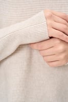 بلوزة فضفاضة بياقة عالية