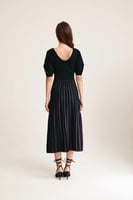 فستان مقلم بأكمام قصيرة