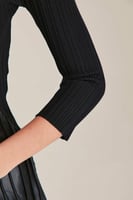 فستان بتنورة جلد