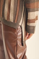 بلوزة مقلمة بياقة عالية