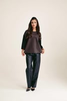 بلوزة بتفاصيل جلد