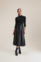 فستان بتنورة جلد