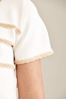 بلوزة بأكمام قصيرة وتفاصيل لامعة