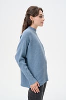 بلوزة فضفاضة بياقة عالية