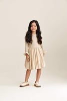 فستان بأساور كشكش