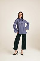 بلوزة مقلمة بياقة بربطة