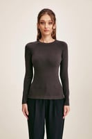 بلوزة بيسك بأكمام طويلة