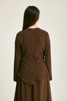 بلوزة درابية مزينة ببروش