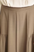 تنورة واسعة بطيات جانبية