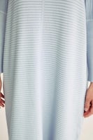 فستان واسع بياقة عالية