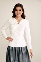 بلوزة مزينة بعقدة