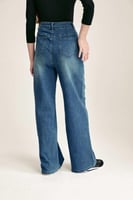 بنطلون دينم بأرجل واسعة