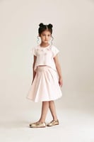 بلوزة مزينة بورود بارزة لامعة