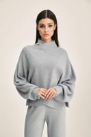 بلوزة محبوكة بنمط لف