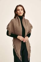 وشاح صوف مزين بالشراشيب